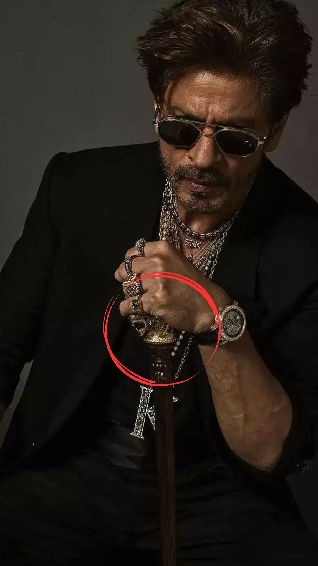 आउटफिट या ज्वेलरी नहीं, शाहरुख खान की इस कीमती चीज ने खींचा ध्यान