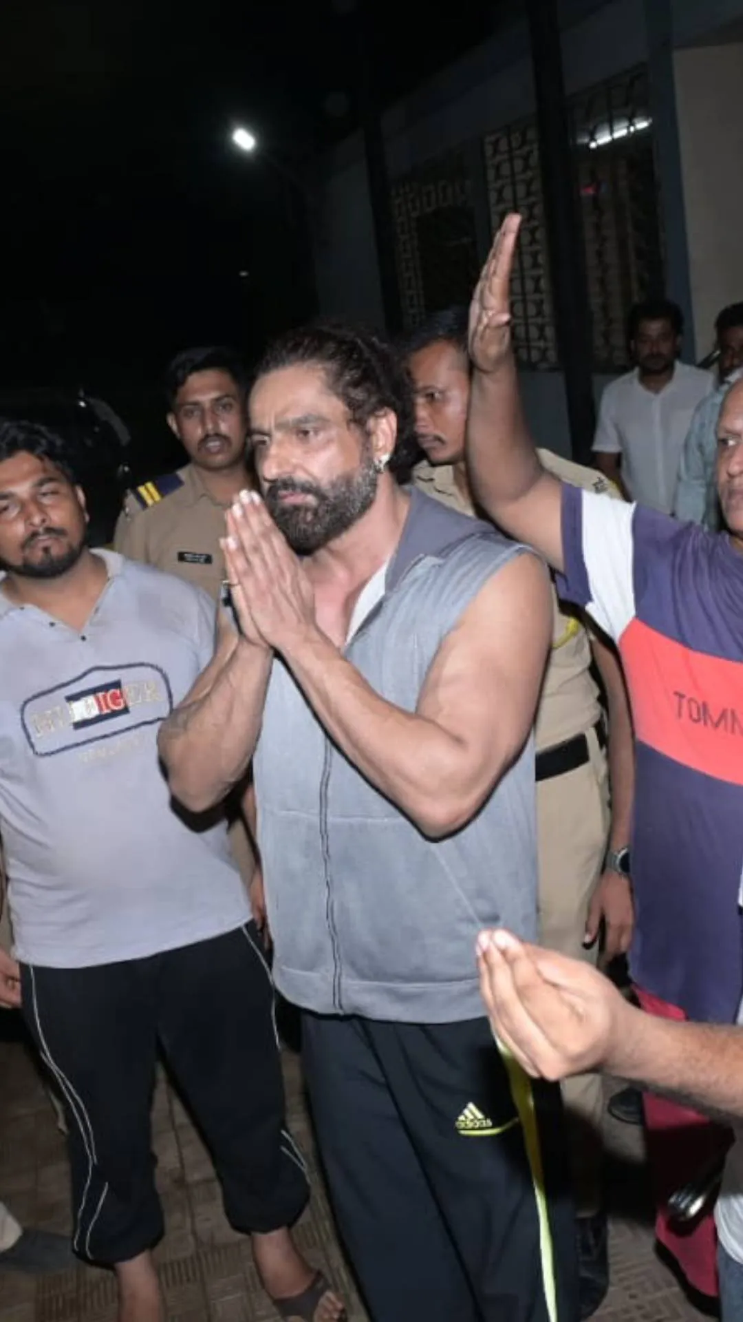 फूट-फूटकर रोते हुए परिवार ने दी शेफाली को अंतिम विदाई, शामिल हुए इंडस्ट्री के ये दोस्त