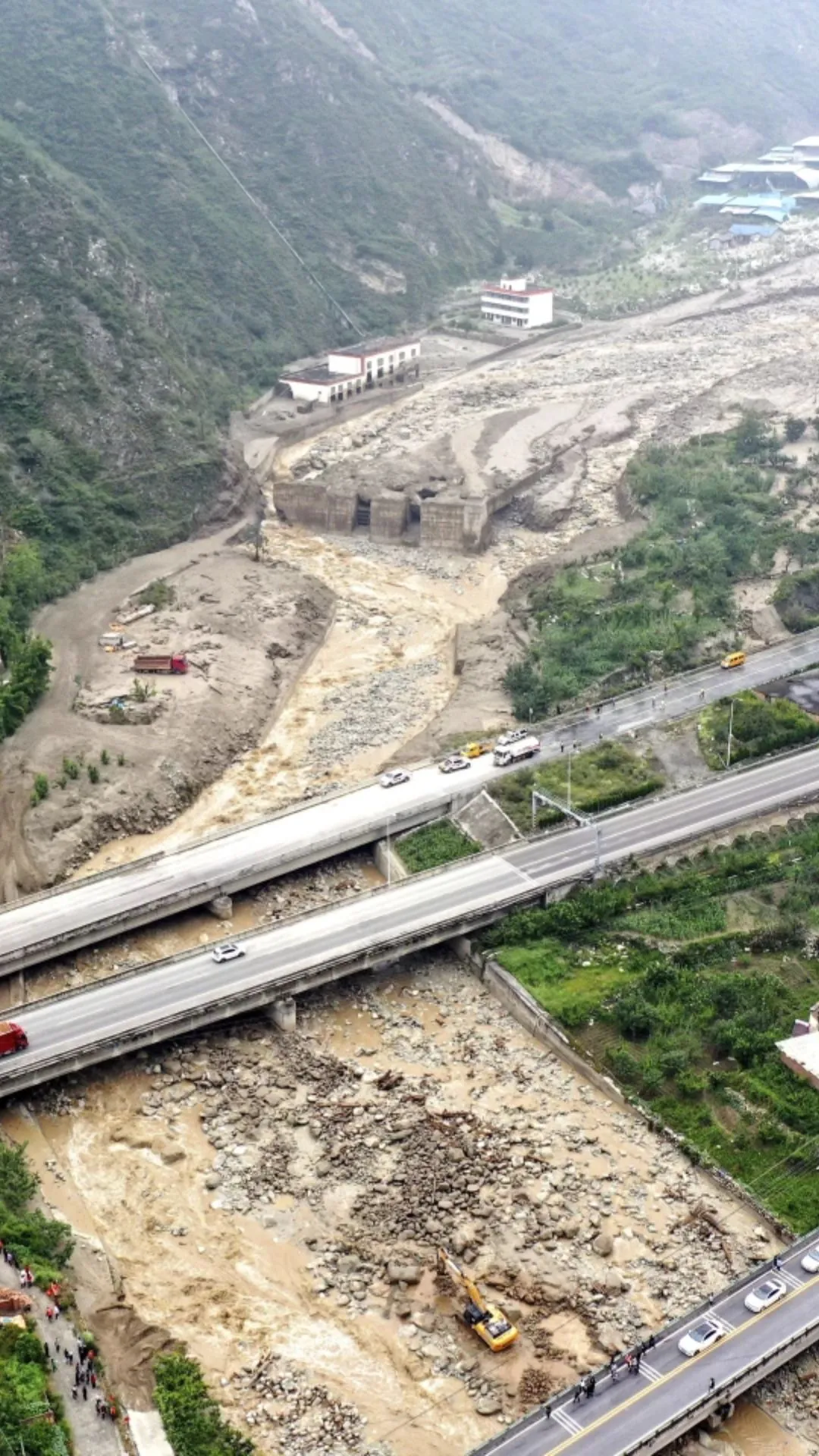 चीन में भारी बारिश, बाढ़ और भूस्खलन ने तबाही मचा दी है।