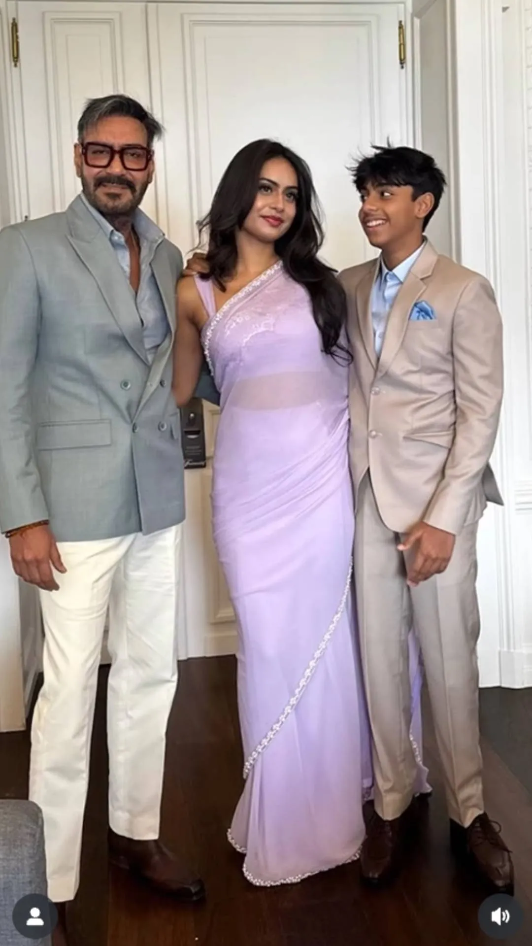 शिफॉन की साड़ी पहने डिग्री लेने पहुंची अजय देवगन की लाडली नीसा, साथ दिखी फैमिली