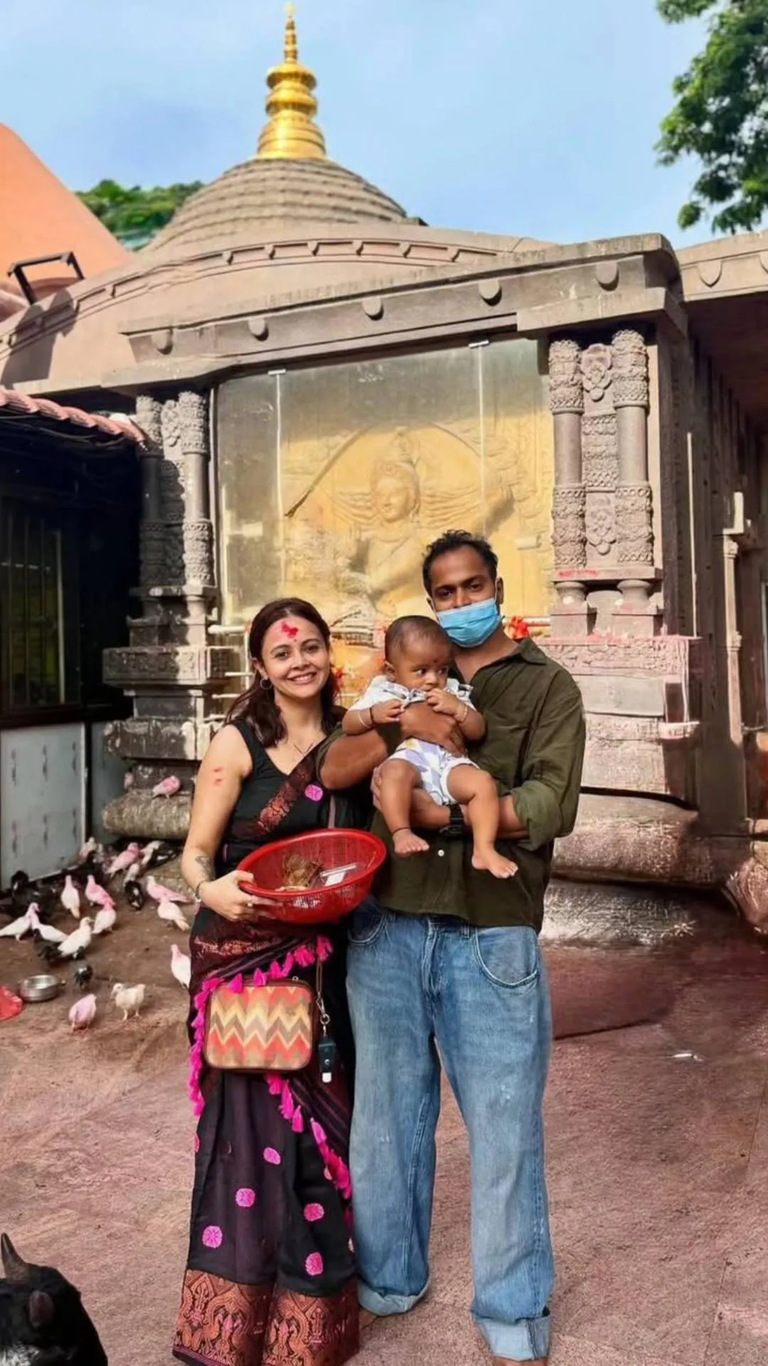 मुस्लिम पति और बेटे संग कामाख्या देवी के दर्शन करने पहुंचीं एक्ट्रेस, तस्वीरें वायरल