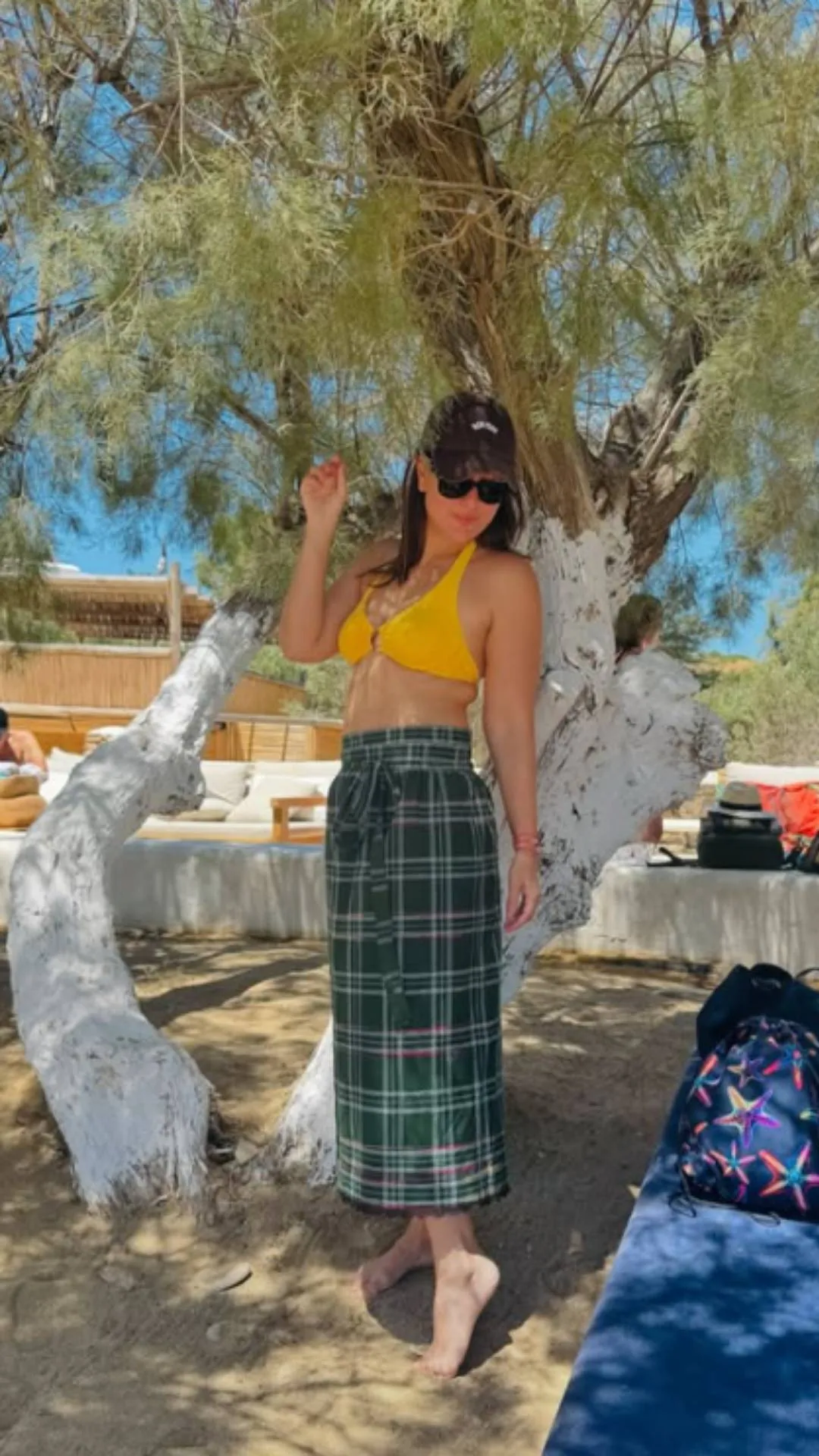 छुट्टियों का आनंद लेने बीच किनारे पहुंची करीना कपूर