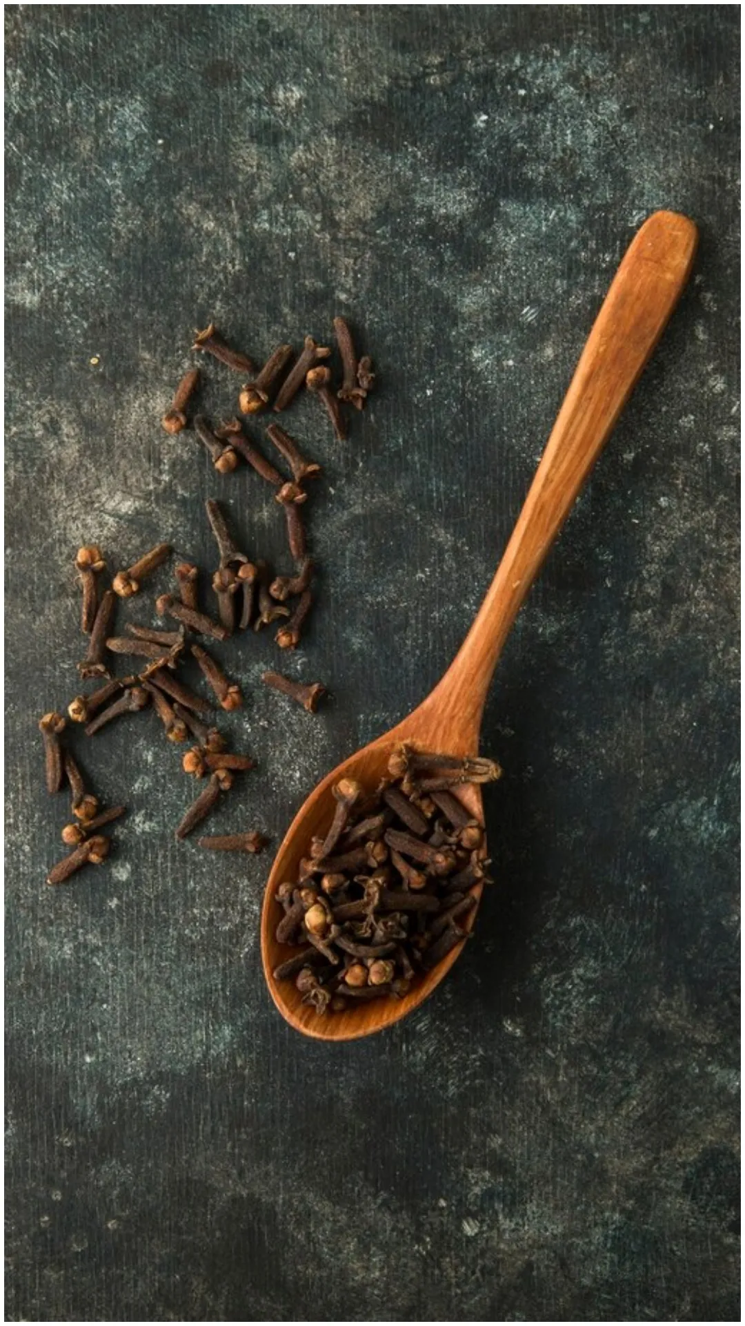 रात को सोने से पहले 2 लौंग खाने से मिलते हैं कौन से फायदे? 