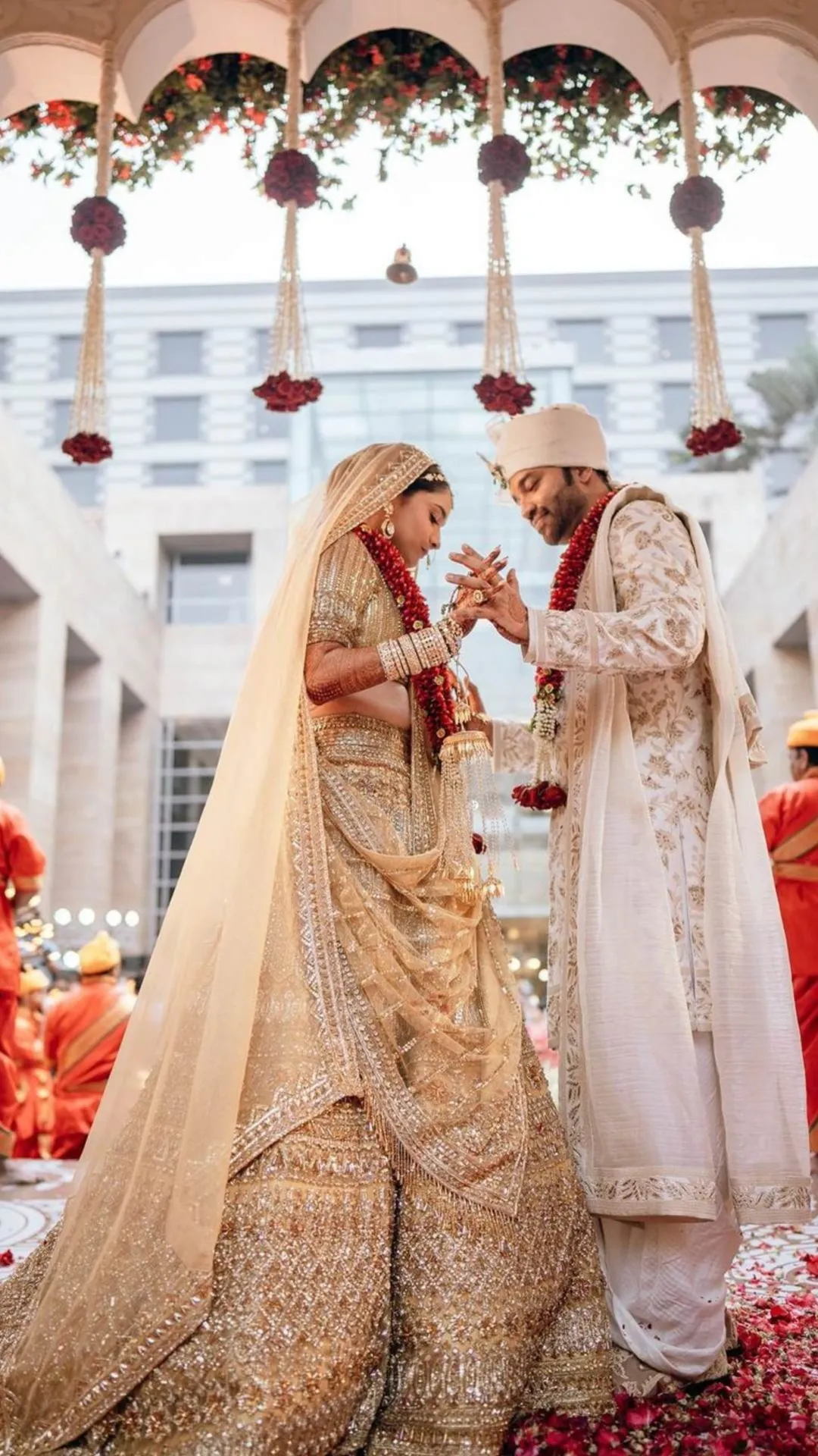 शादी से पहले टूटा पैर, फिर भी दर्द में एक्ट्रेस ने भारी-भरकम लहंगा पहन लिए सात फेरे