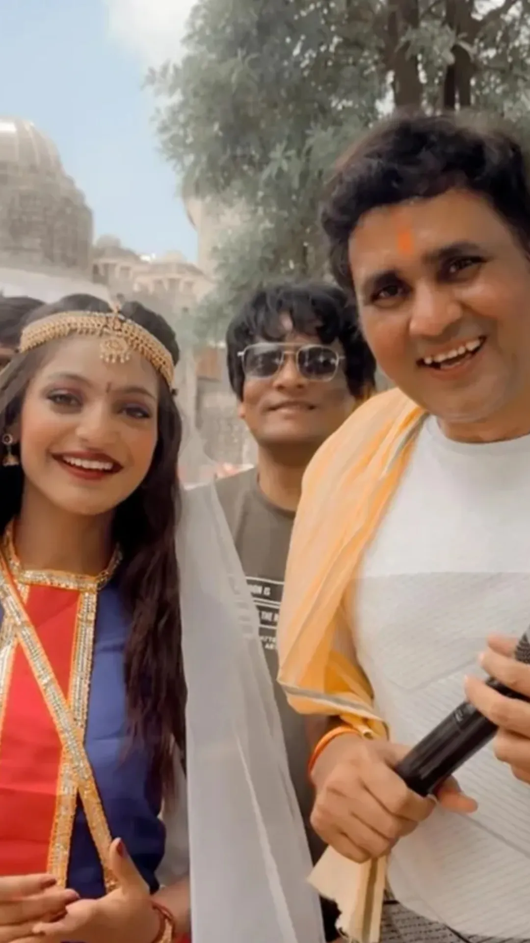 मोनालिसा की पहली फिल्म की शूटिंग हुई शुरू, दमदार लुक में दिखीं महाकुंभ की वायरल गर्ल