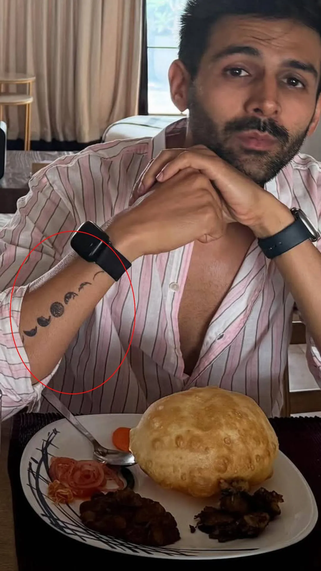 कार्तिक आर्यन ने बनवाया नया टैटू, कटोरी संग शेयर की फोटो में आया नजर, जानें मतलब