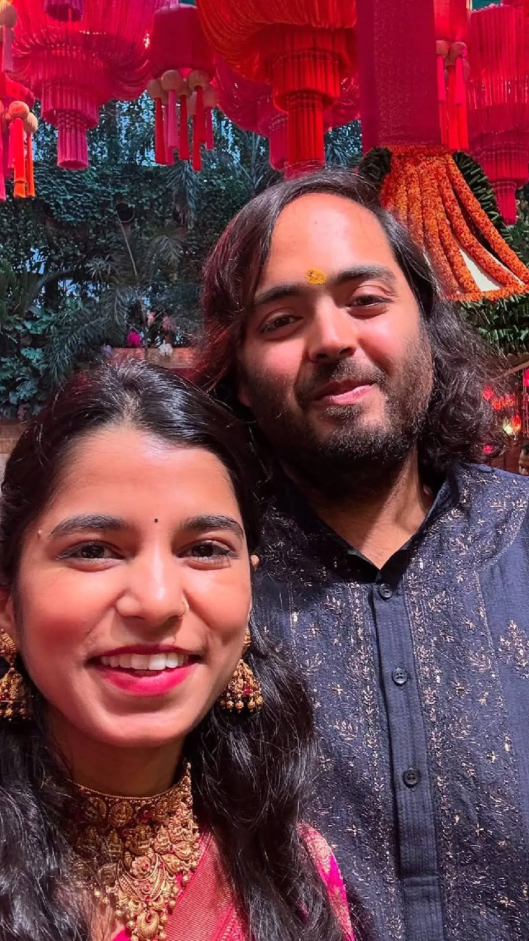एंटीलिया में गूंजी मैथिली ठाकुर की आवाज, गणेश उत्सव में गाए भजन, दिखाई भव्य पंडाल झलक