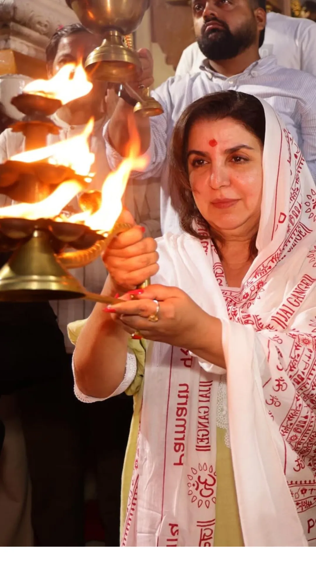 फराह खान ने पहली बार की गंगा आरती, कुक दिलीप संग पहुंचीं ऋषिकेश