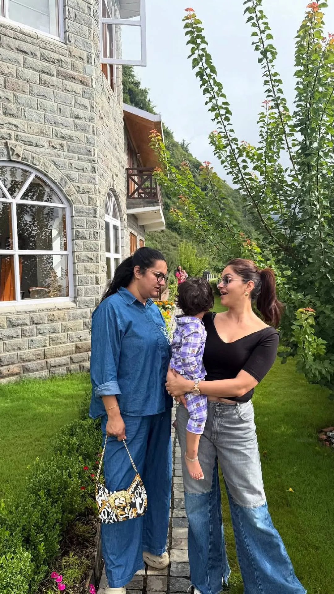 मासूम बेटियों से मिलने पहुंचीं रुबीना दिलैक लैडस्टाइड में फंसीं, दिखाया तेज बारिश का खतरनाक मंजर