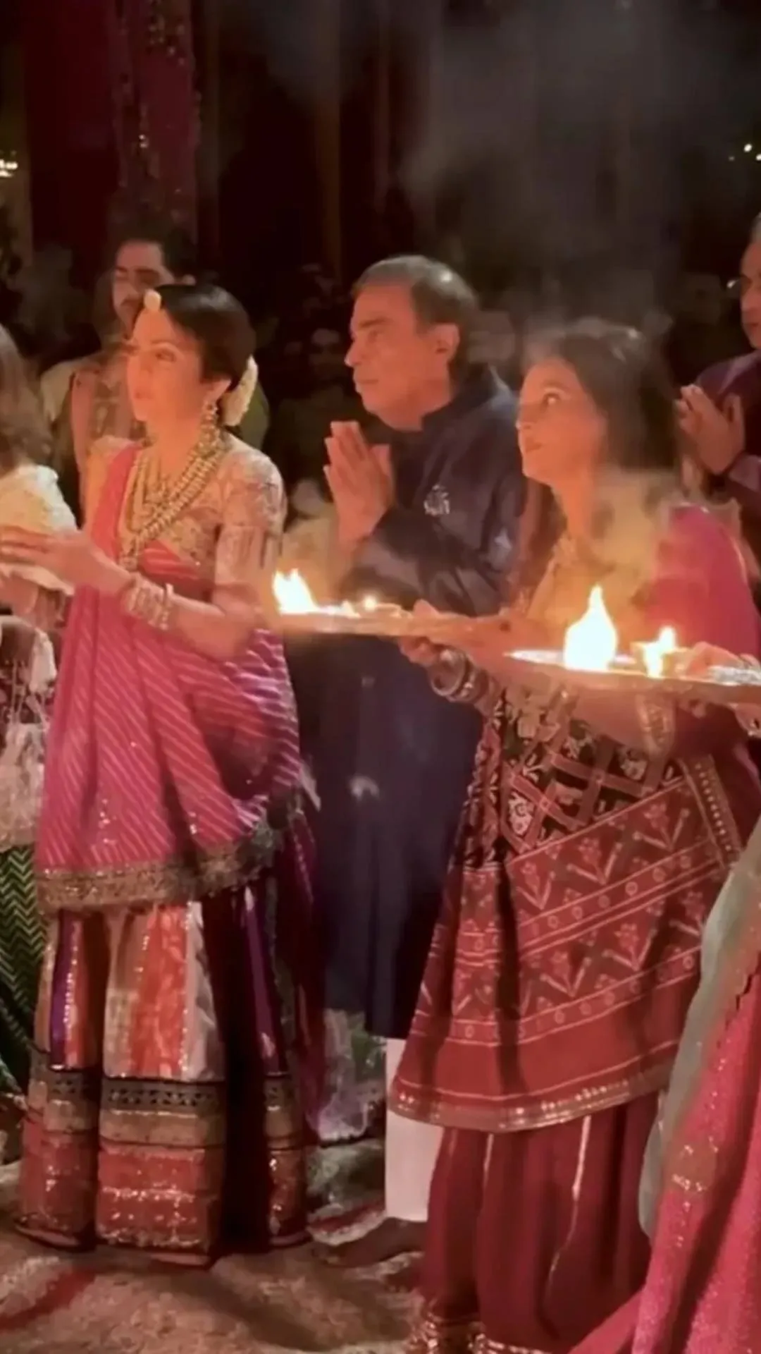 अंबानी फैमिली ने कुछ इस अंदाज में मनाई नवरात्री, सजी-धजकर श्लोका-राधिका ने लूटी लाइमलाइट