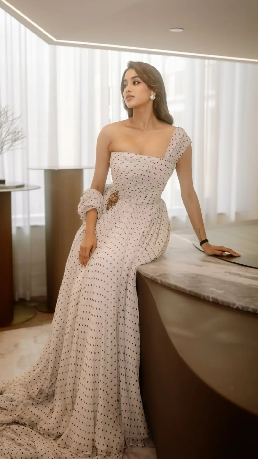 जाह्नवी कपूर का प्रिंसेस लुक देख फैंस हुए फिदा, अनिल कपूर ने भतीजी पर लुटाया प्यार