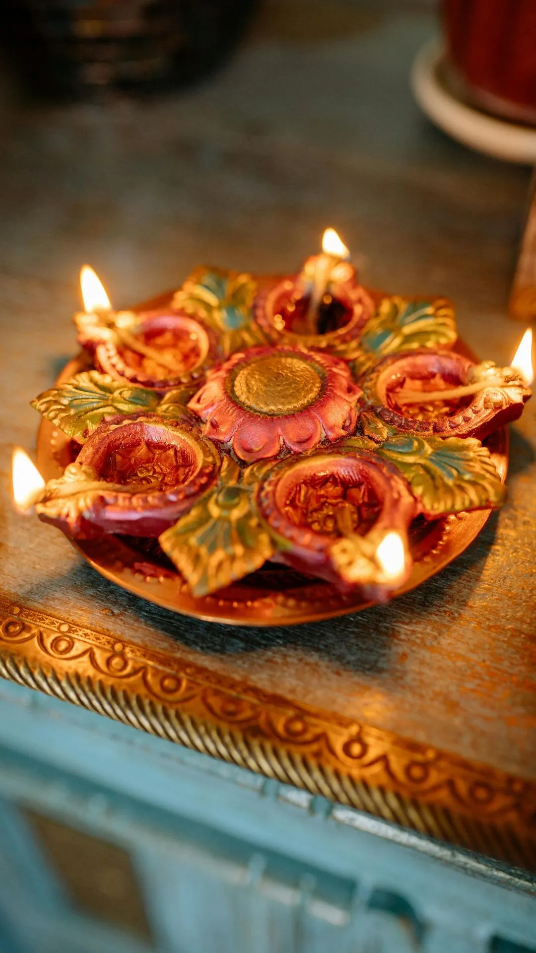 दीवाली पर दीपक जलाने से पहले जान लें ये वास्तु नियम, मिलेंगे विशेष लाभ 