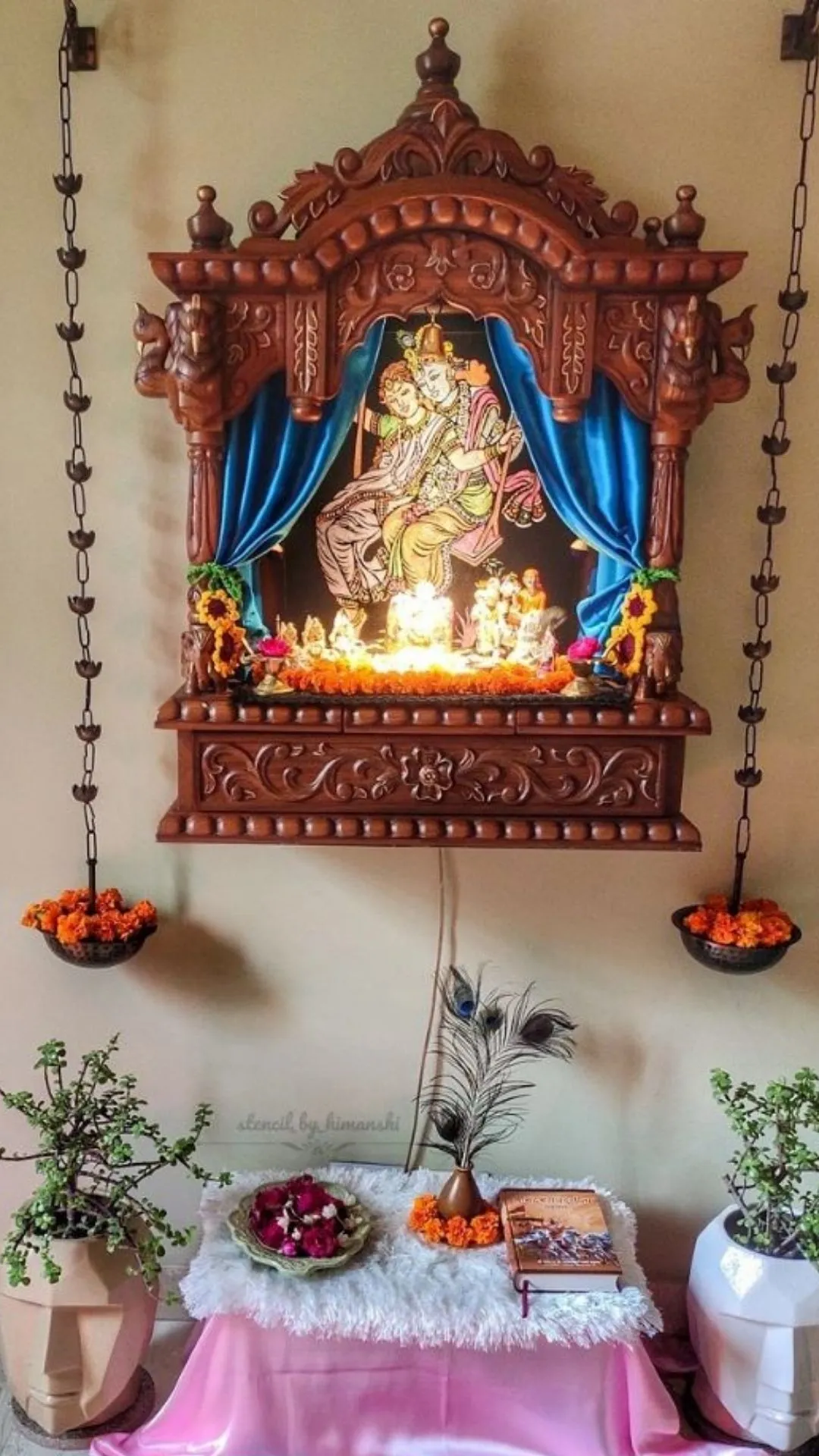 रूठ गईं तो मां लक्ष्मी को मनाना होगा मुश्किल! पूजा की जगह पर भूलकर भी न रखें ये चीजें, जानें वास्तु नियम 