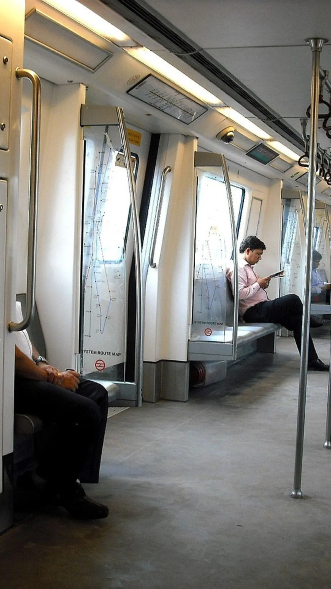 दिल्ली मेट्रो की अनाउंसमेंट के पीछे किसकी है आवाज? नहीं होगा पता