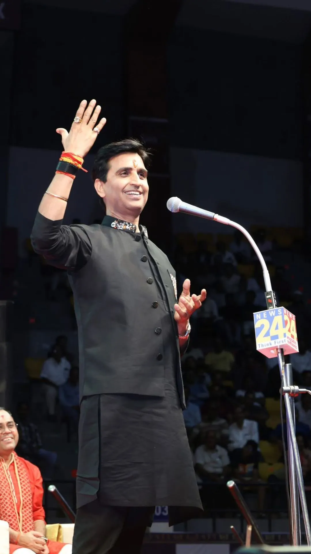 प्यार चढ़ेगा परवान, बस अपनी दिलरुबा को भेजें कुमार विश्वास की ये रोमांटिक शायरी