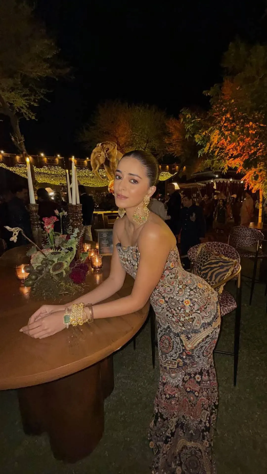 अनन्या पांडे के देसी फैशन में लगा विदेशी स्टाइल का तड़का, Photos में दिखीं खूबसूरत