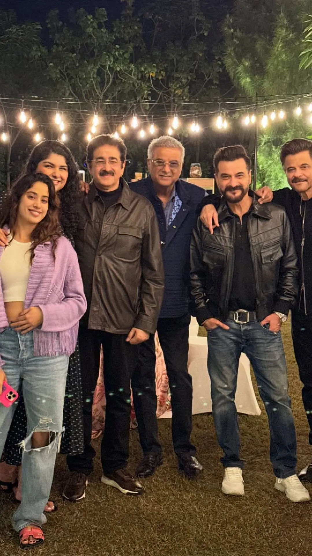 पापा बोनी कपूर के बर्थडे सेलिब्रेशन में छाईं जाह्नवी कपूर, बॉयफ्रेंड की बाहों में दिखाया स्वैग