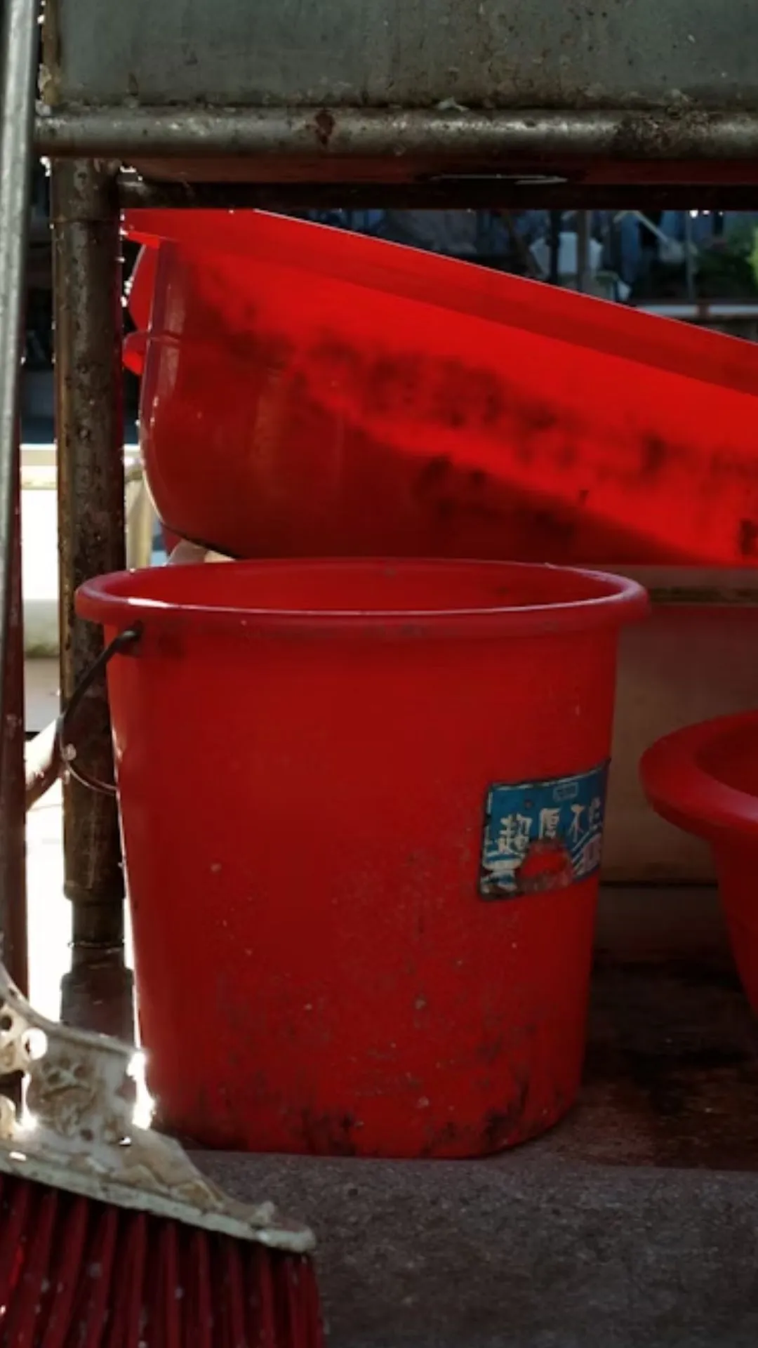 बाथरूम में खाली बाल्टी रखने से क्या होता है?