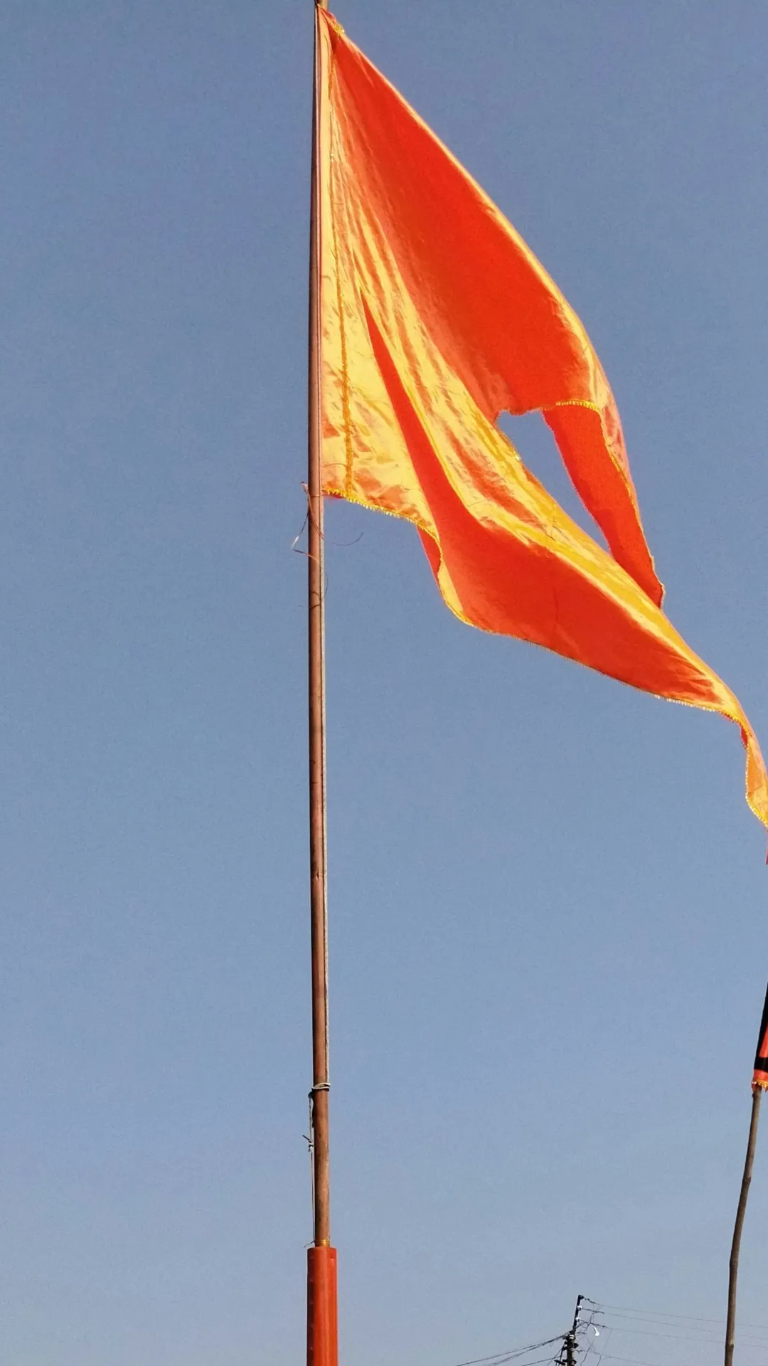 Vastu Tips: घर की छत पर धर्म ध्वज लगाना चाहिए या नहीं?