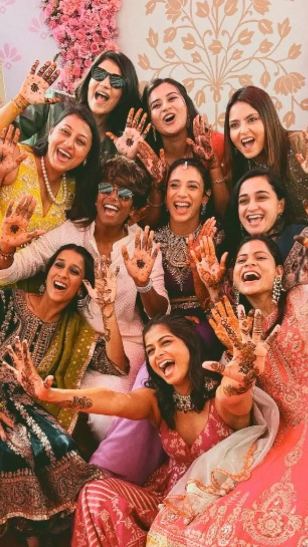 स्मृति मंधाना के हाथों में लगी पलाश मुच्छल के नाम की मेहंदी, 'टीम दुल्हन' का दिखा जलवा