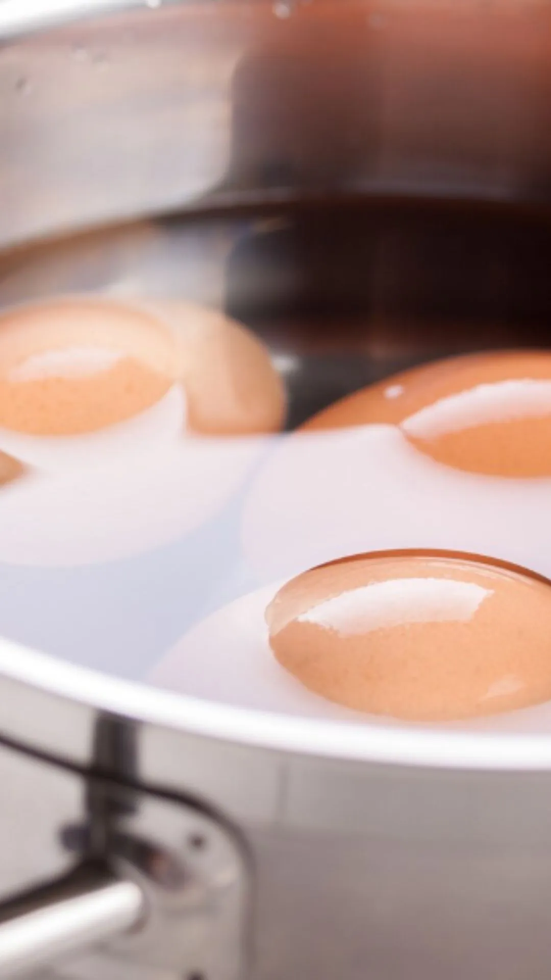 कुकर में 2 मिनट में बिना टूटे उबालें अंडा, बस फॉलो करें ये ट्रिक