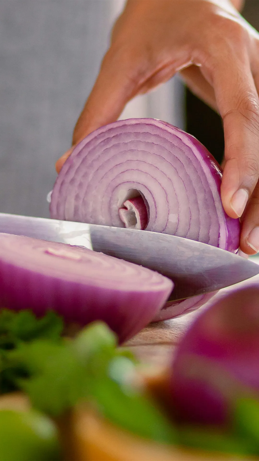 बालों पर प्याज का रस कैसे लगाएं?