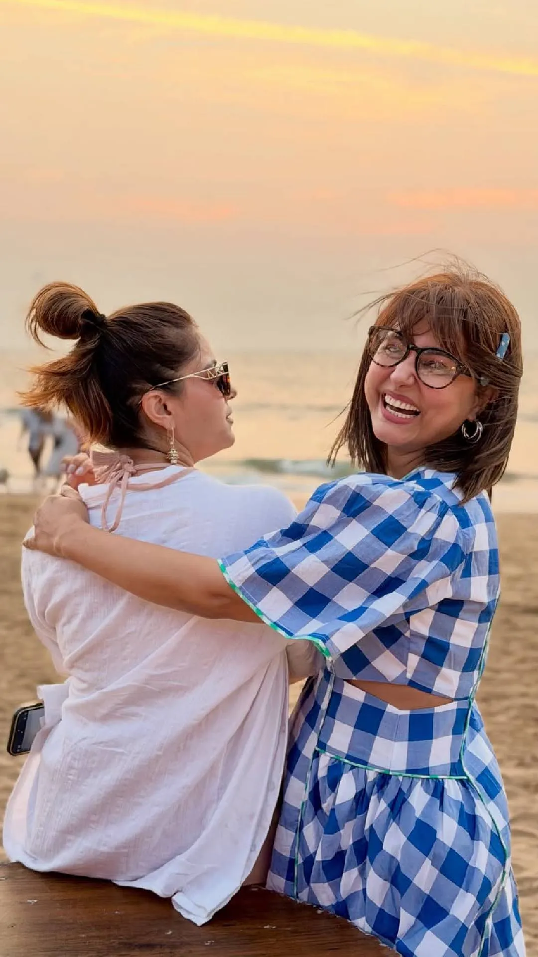 गहरी हो गई है हिना खान और रुबीना का दोस्ती, गोवा फैमिली वेकेशन में दिखा याराना