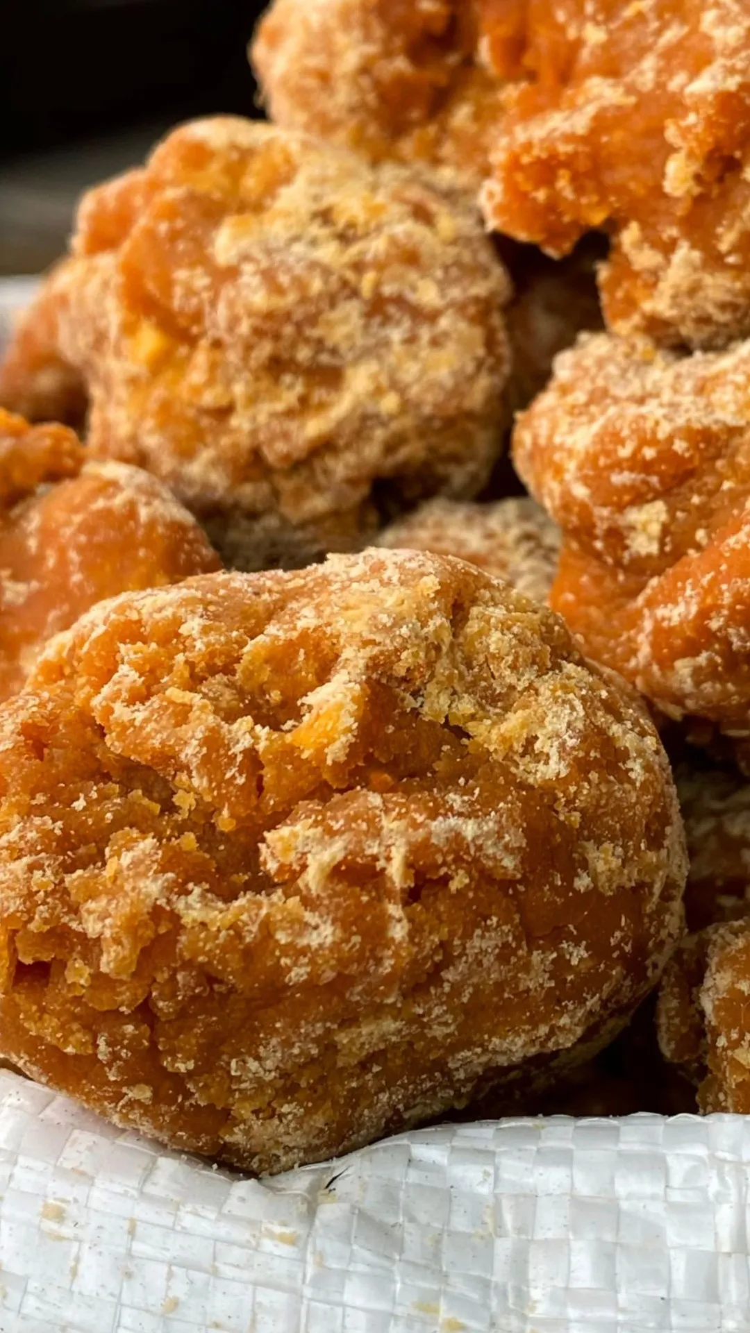 रात को सोते समय गुड़ खाने से क्या होता है?