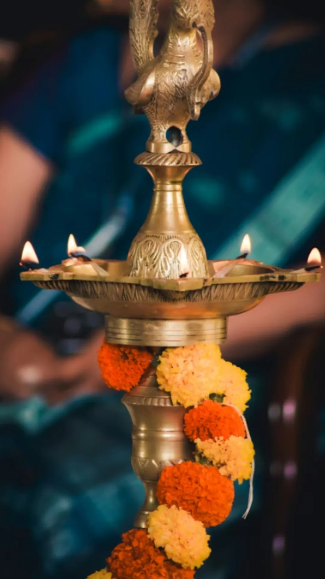 मंदिर में तेल का दीपक जलाना चाहिए या घी का? जानें