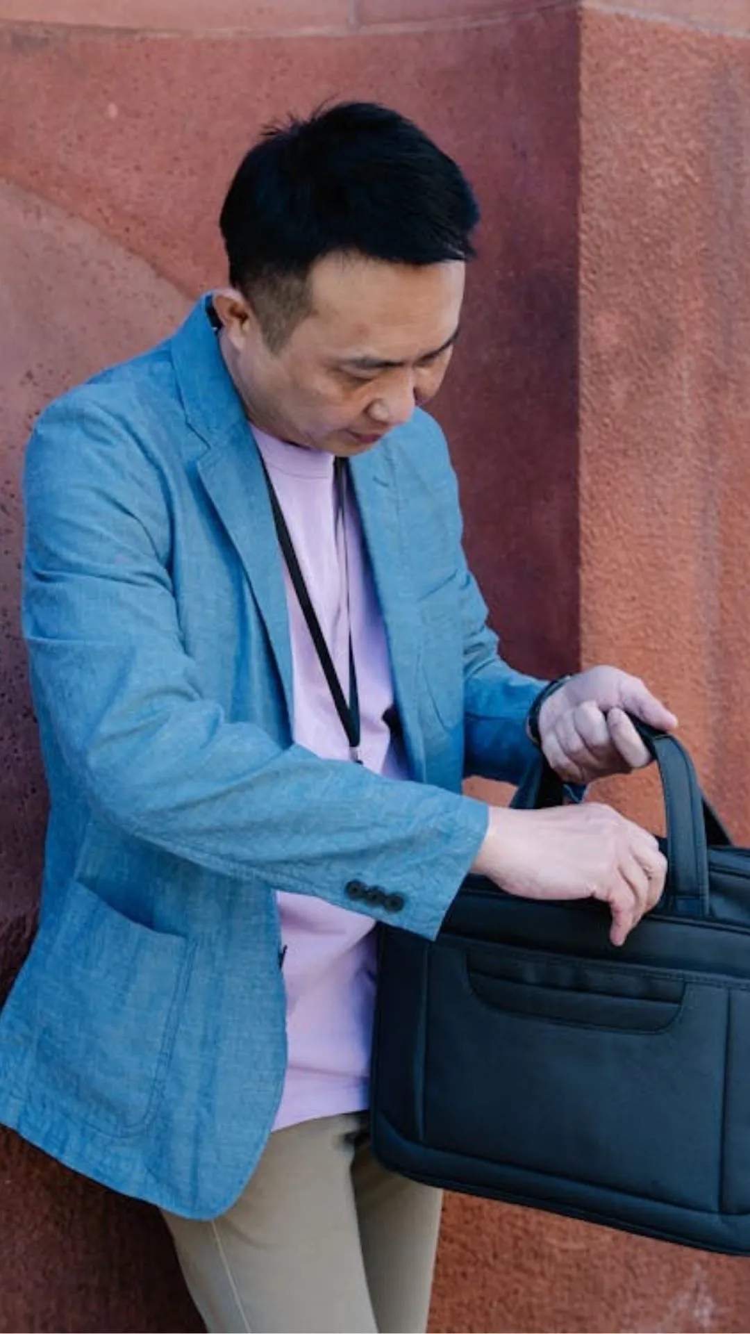 एक जगह अटक कर जाएगी करियर और तरक्की की गाड़ी, ऑफिस बैग में गलती से भी ना रखें ये चीजें