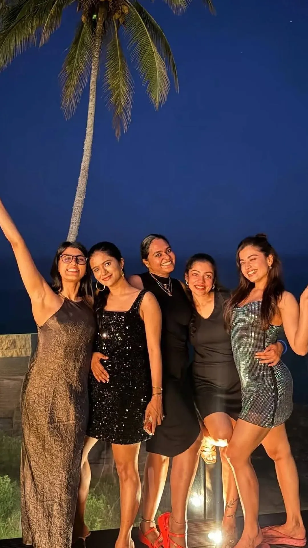गर्ल गैंग के साथ वेकेशन पर निकलीं रश्मिका मंदाना, लोग बोले- बैचलरेट मना रही क्या