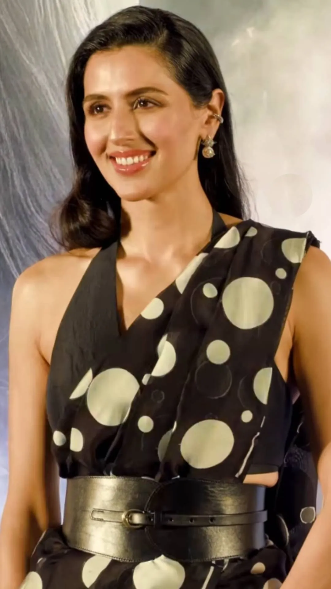 अक्षय कुमार की भांजी के नूर पर लट्टू हुए फैन, पोल्का डॉट साड़ी में सिमर को देख बोले फैन- 'कैटरीना लग रही हैं'