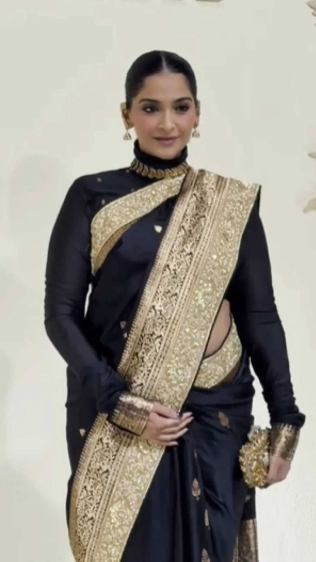 'स्वदेश' में प्रेग्नेंट सोनम का देसी अंदाज, काली साड़ी में फ्लॉन्ट किया बेबी बंप, ग्लो देख बलाएं लेने लगे फैन