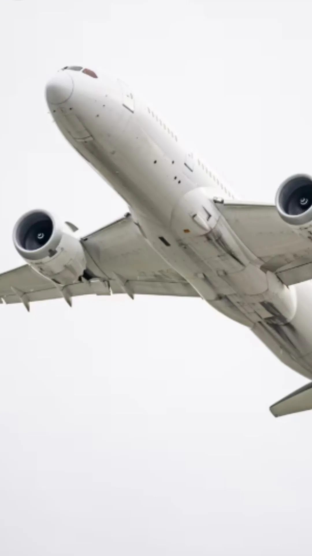 हवाई जहाज का निचला हिस्सा सफेद ही क्&zwj;यों होता है, कभी सोचा है 
