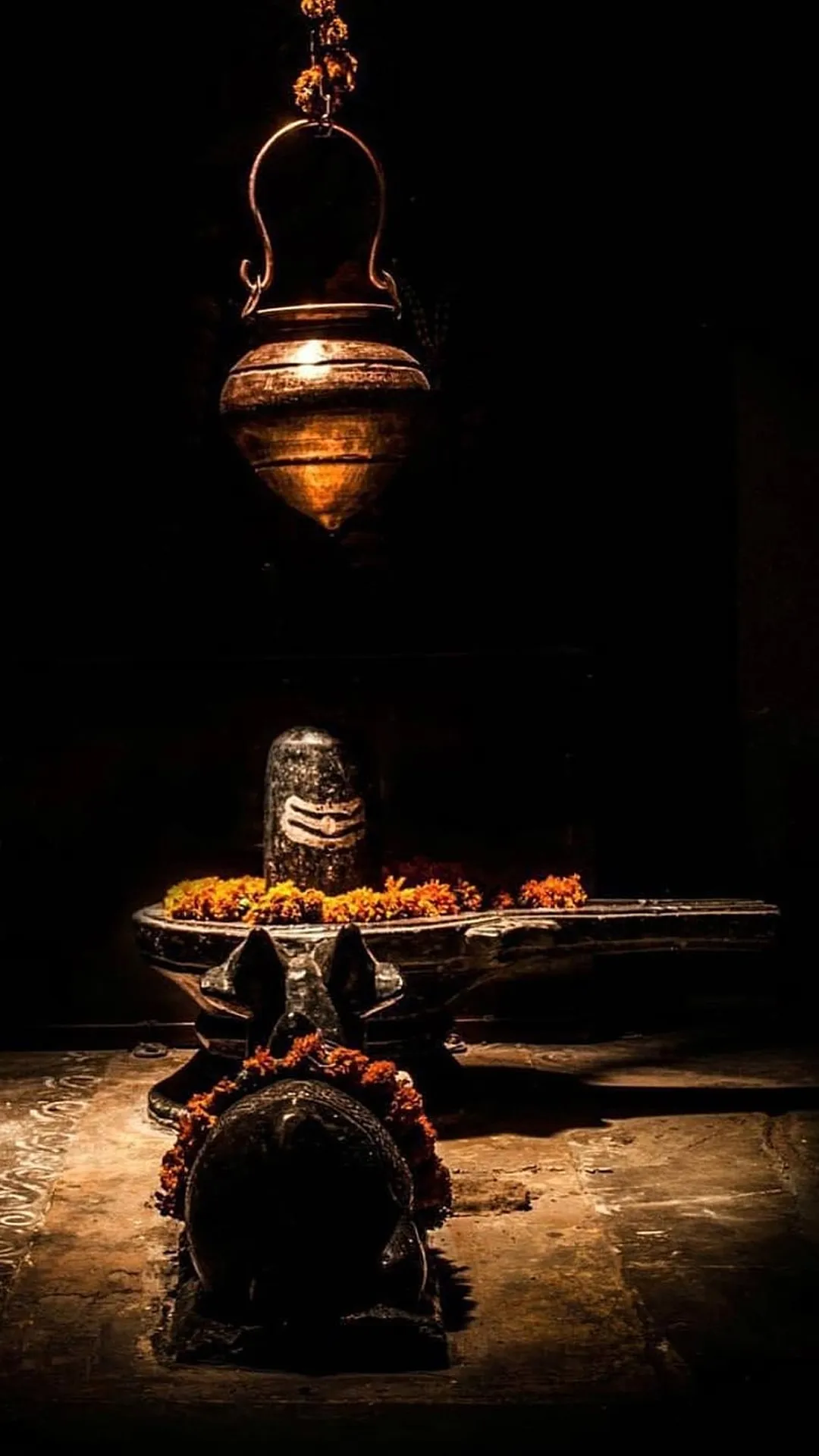 शिवलिंग पर सबसे पहले क्या चढ़ाना चाहिए? जानिए