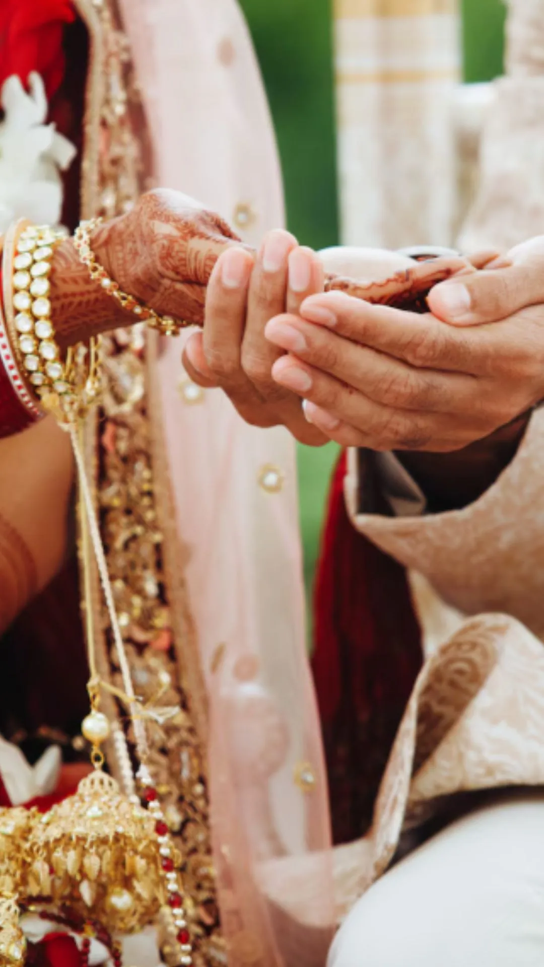 आपकी लव मैरिज होगी या अरेंज मैरिज? हाथ की किस रेखा से चलता है इस बात का पता?