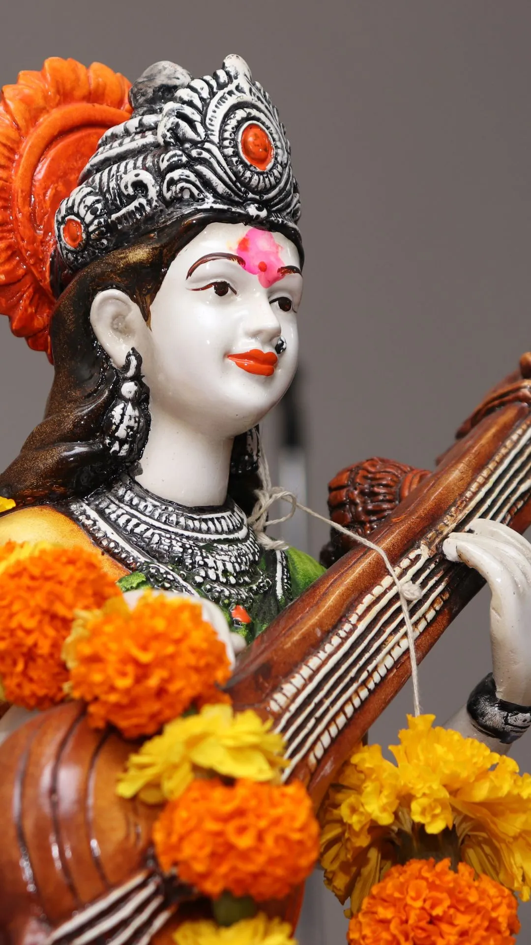 मां सरस्वती मूर्ति खरीदते समय इन बातों का रखें ध्यान