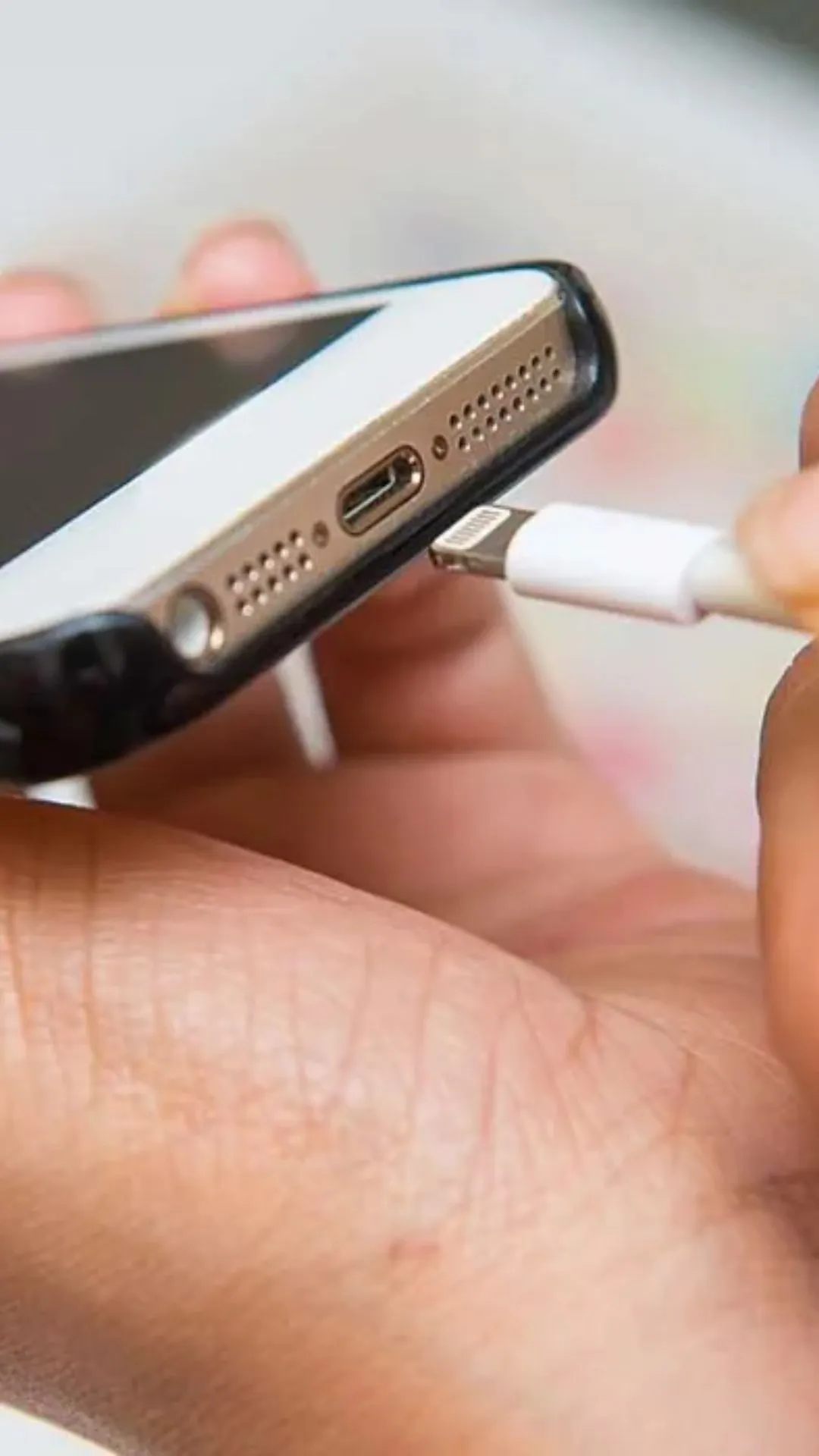 स्मार्टफोन का चार्जिंग पोर्ट नीचे ही क्यों दिया जाता है?