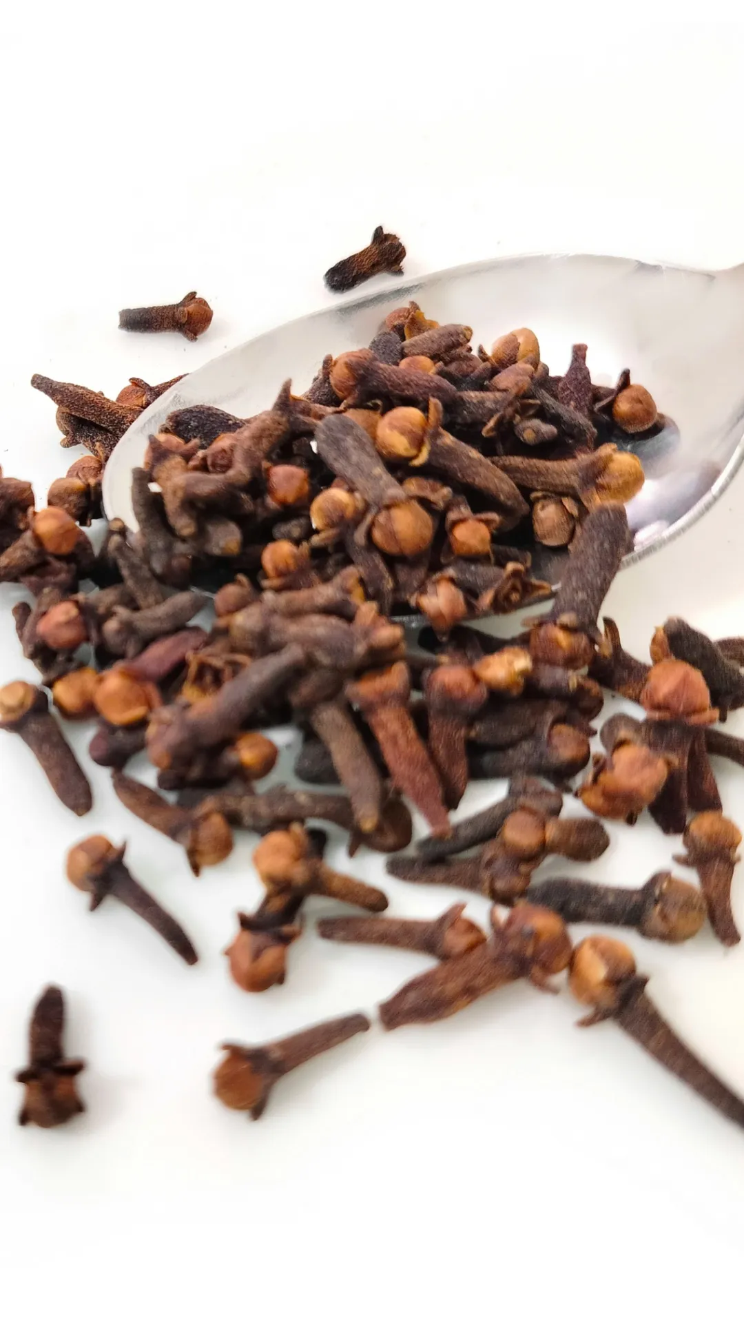 सोने से पहले खा लें एक लौंग, मिलेंगे कई फायदे