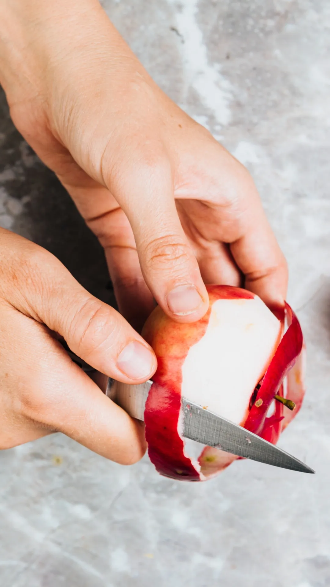 सेब को छीलकर खाना चाहिए या नहीं?