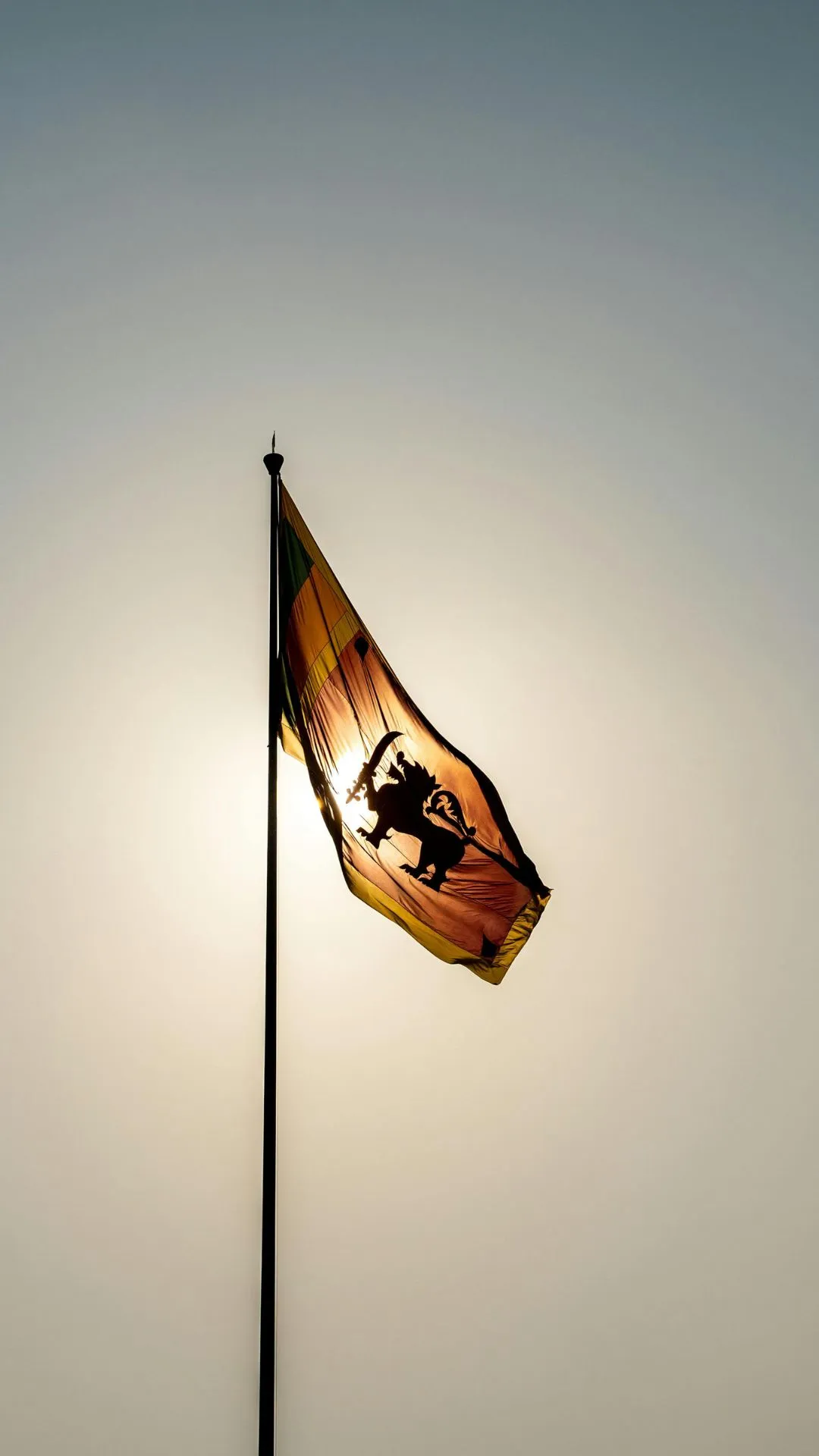 श्रीलंका के झंडे में शेर के हाथ में तलवार क्यों होता है? आपको भी पता होना चाहिए 