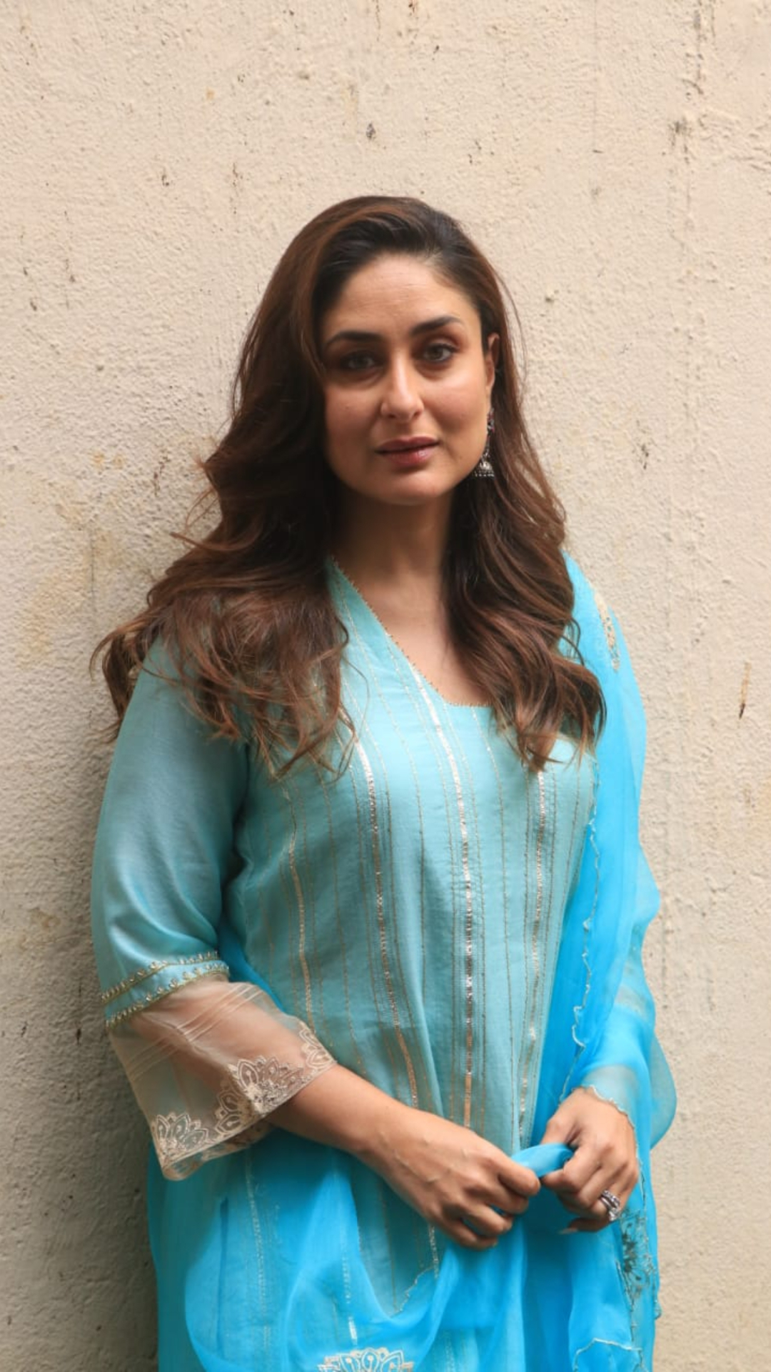 इंडियन अटायर में दिखीं Kareena Kapoor, फिरोजी सूट में लगी बेहद खूबसूरत