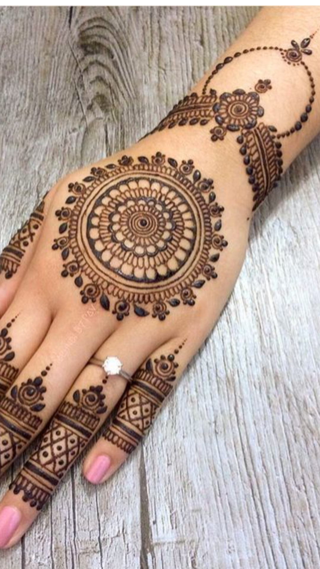 15 Beautiful and Easy Tikki Mehndi Design Ideas