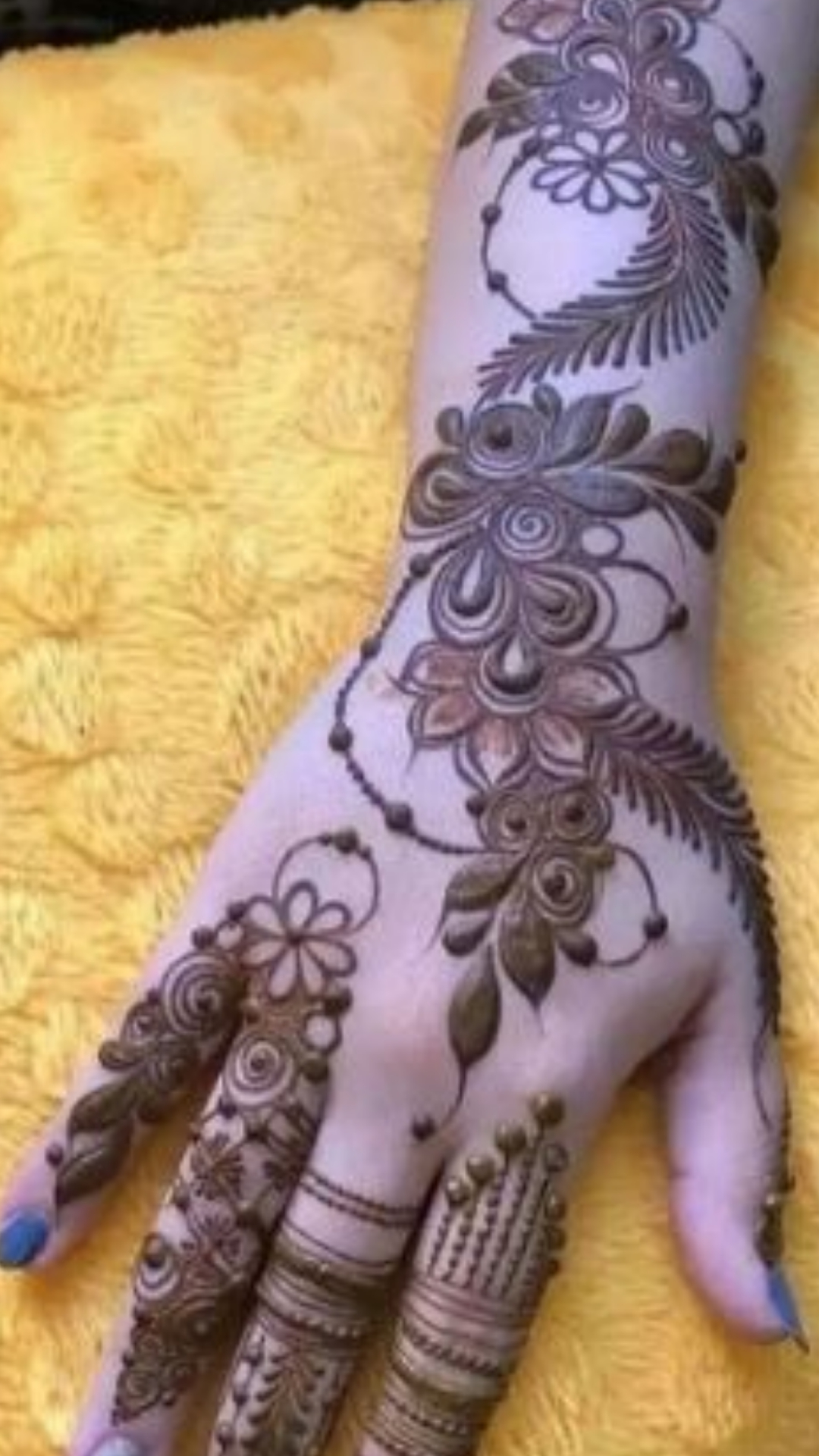 हाथों पर सजाएं खूबसूरत गोल टिक्की मेहंदी डिज़ाइन: Gol Tikki Mehndi Design -  Grehlakshmi