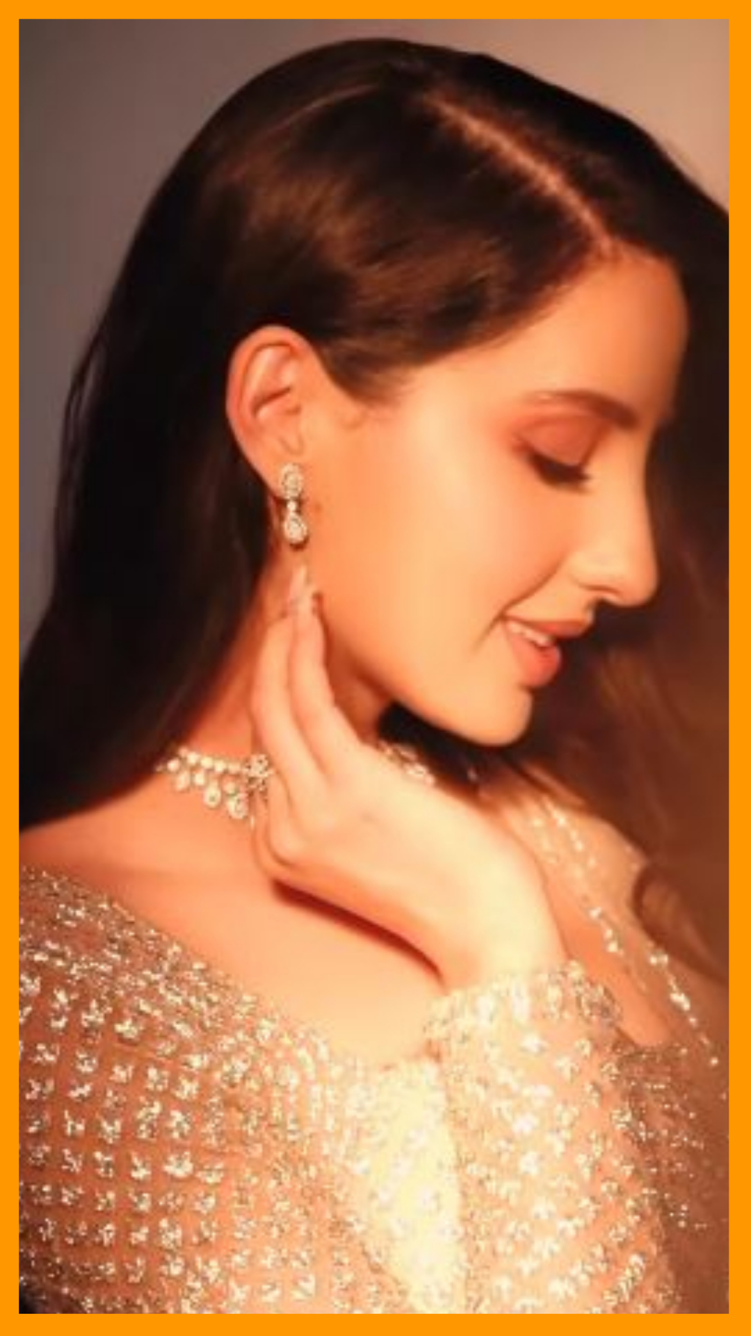 चमचमाती साड़ी पहन Nora Fatehi ने फिर जीता फैंस का दिल 