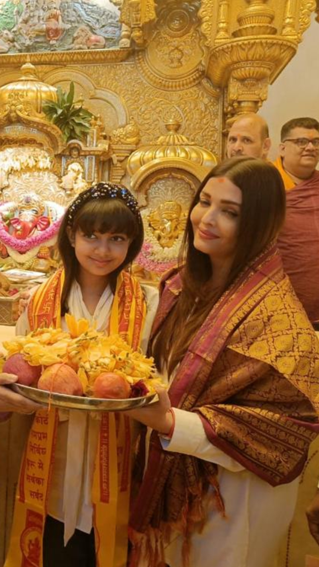 ऐश्वर्या राय बच्चन आज अपने 49 वें जन्मदिन पर बेटी आराध्या के साथ सिद्धिविनायक मंदिर पहुंचकर बप्पा का दर्शन करती दिखीं। 