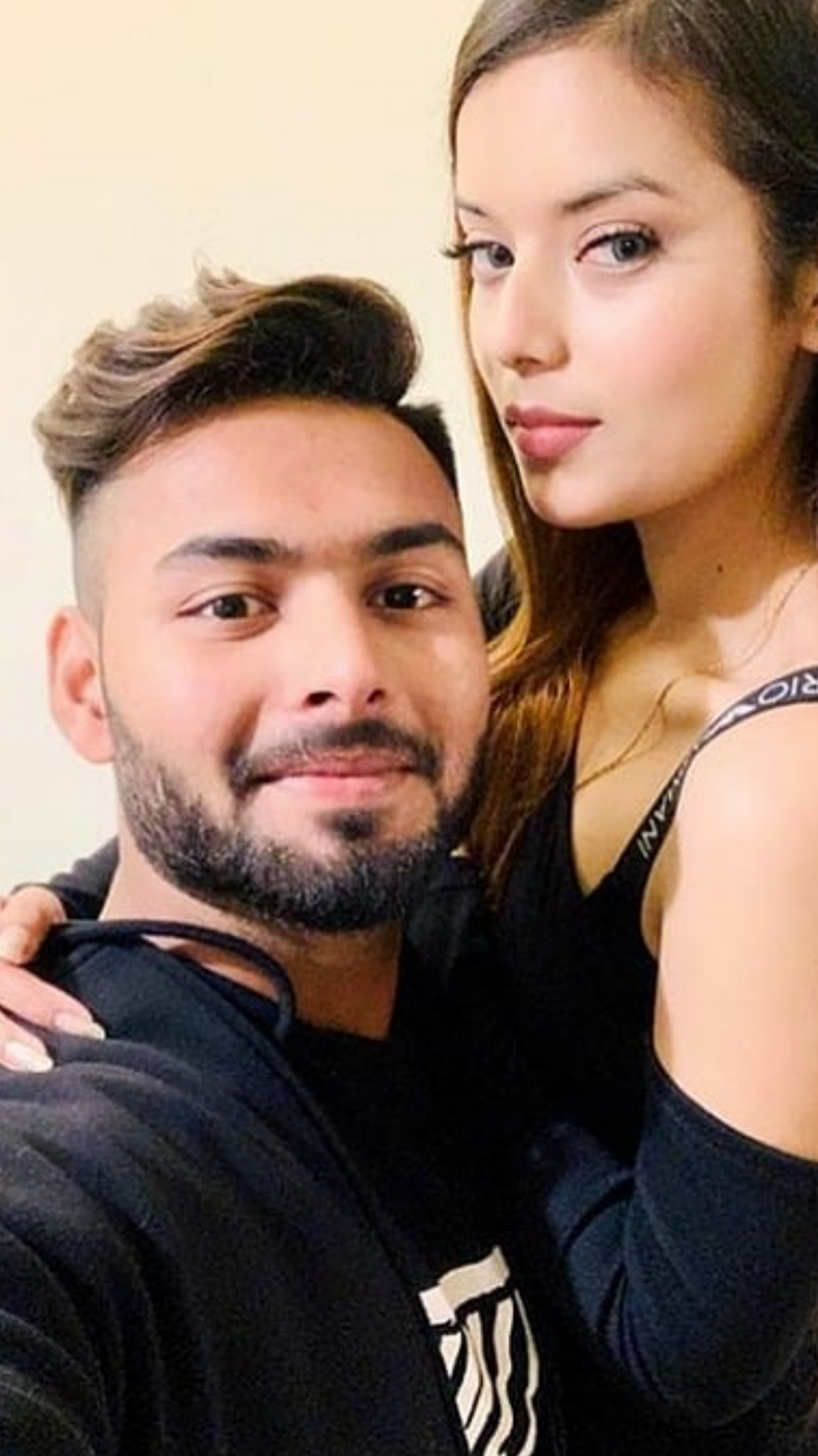  Rishabh Pant की गर्लफ्रेंड ईशा नेगी की ग्लैमरस तस्वीरें 