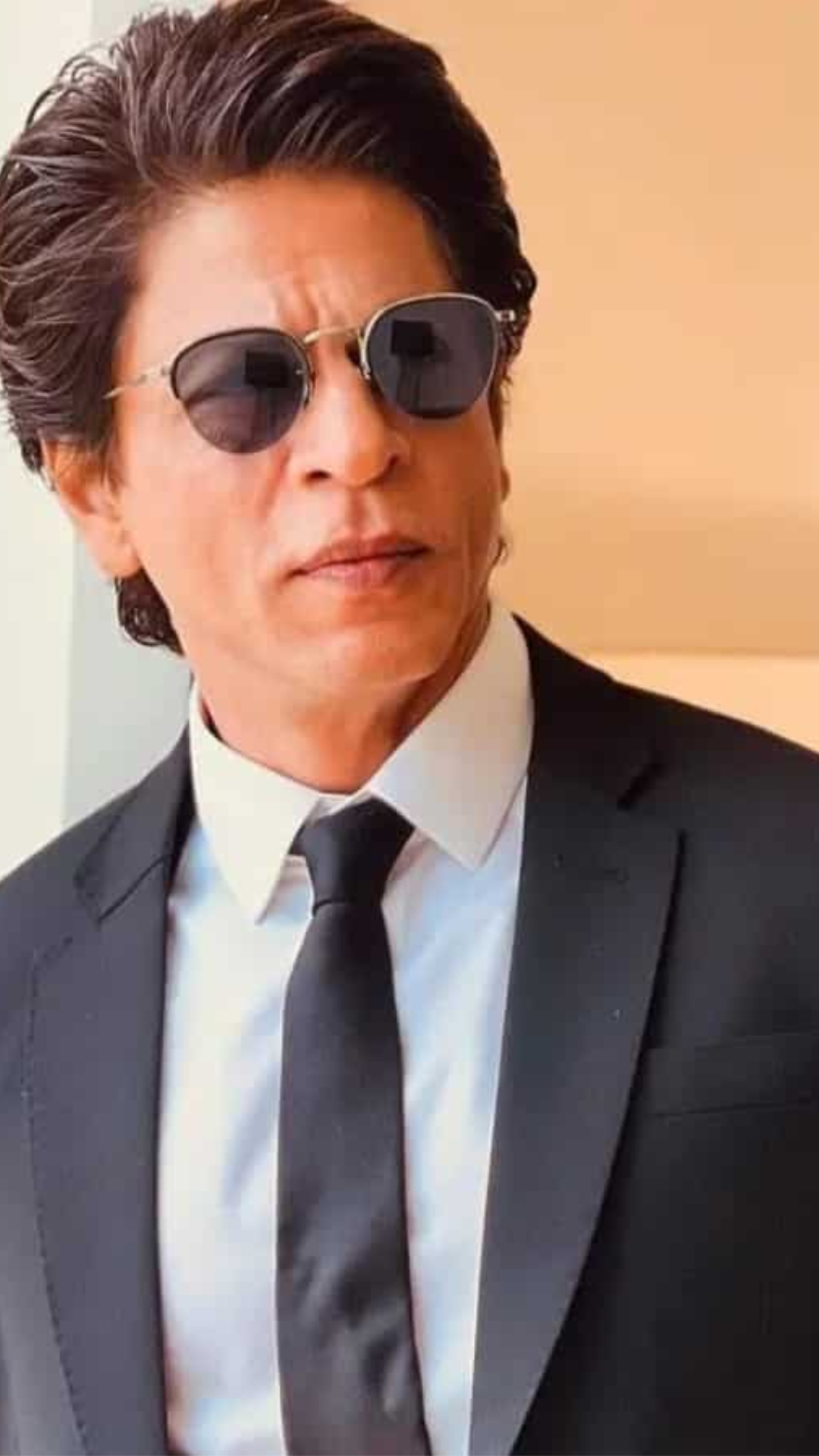 SRK: शाहरुख खान के आइकोनिक लुक देख हार बैठेंगे दिल 