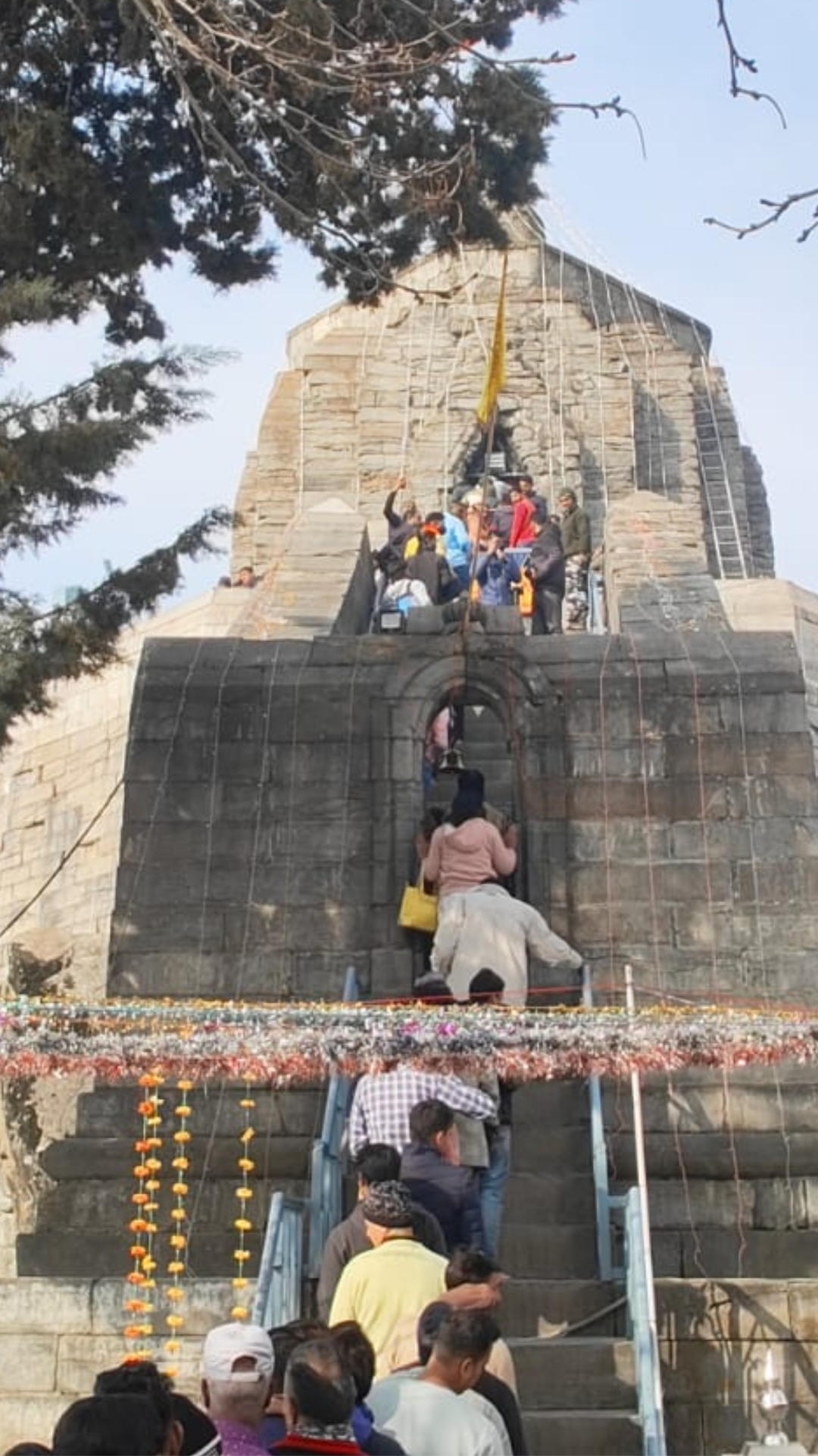 हर हर महादेव से गूंजा कश्मीर, महाशिवरात्रि के मौके पर उमड़ा जनसैलाब