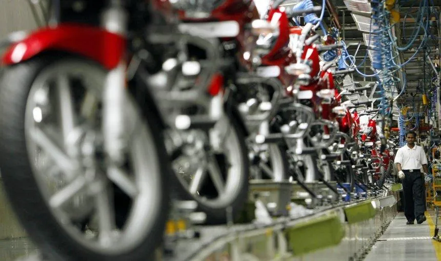 दिवाली पर खरीदनी है बाइक, ये हैं भारतीय बाजार में मौजूद सबसे सस्ती मोटरसाइकिलें दिवाली पर खरीदनी है बाइक, ये हैं भारतीय बाजार में मौजूद सबसे सस्ती मोटरसाइकिलें- India TV Paisa